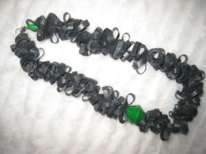 Veloschlauch-Halskette mit grünem Holzdetails by isp