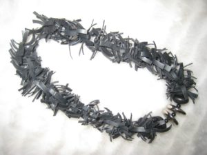 Veloschlauch-Halskette mit raffiniertemn Details by isp